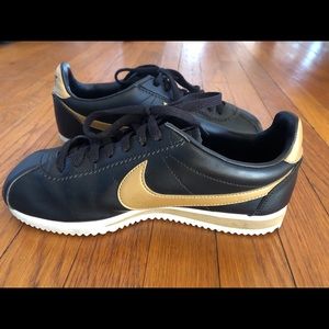 Nike Cortez Women’s Sneaker Size 8